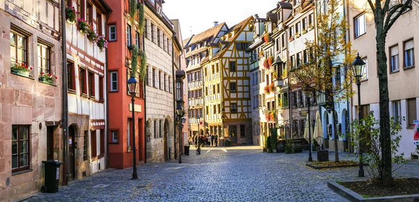 Viajar na Alemanha - encantadoras ruas tradicionais da cidade velha em Nuremberga . — Fotografia de Stock