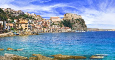 güzel deniz ve yerler Calabria - eski kale Ortaçağ Scilla beldesi.
