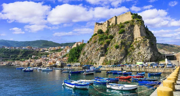 Gyönyörű tengerre és a városok Calabria - a régi kastély középkori Scilla. — Stock Fotó