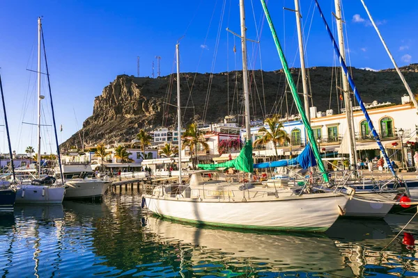 Gran Canaria holidays. Scenic Puerto de Mogan. View with sail boats and mountains. — Stock Photo, Image