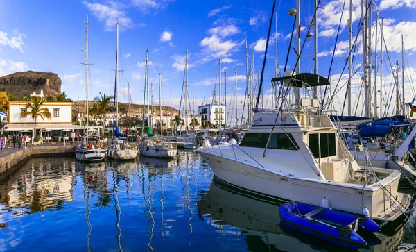 Gran Canaria tatil. Doğal Puerto de Mogan. Yelkenli tekneler ile göster. — Stok fotoğraf