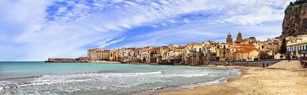 Sicilya Adası - güzel kıyı Cefalu kenti. Panoramik görünümü. İtalya. — Stok fotoğraf