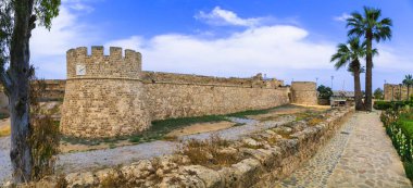 Northe Kıbrıs - Gazimağusa-antik yerlerinden Kalesi görüntülemek.