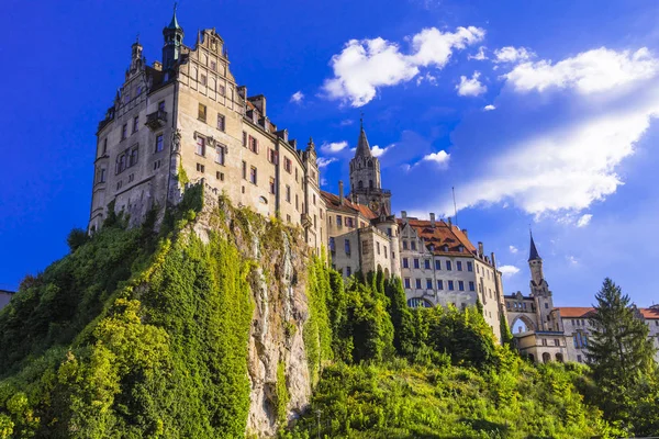 Belos castelos alemães impressionantes Sigmaringen sobre a rocha. Ponto de referência — Fotografia de Stock