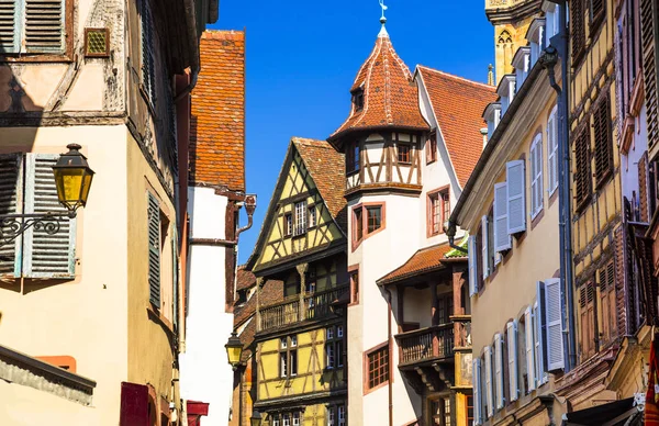 Tradiční architektura regionu Alsasko. Ulice města Colmar, Francie — Stock fotografie