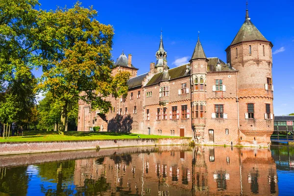 Vackra romantiska slott De Haar med härlig park och trädgårdar, Holland. — Stockfoto