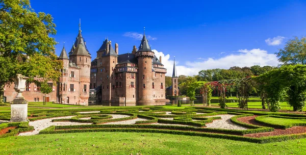 Kastil romantis yang indah De Haar dengan taman dan kebun yang indah, Belanda . — Stok Foto