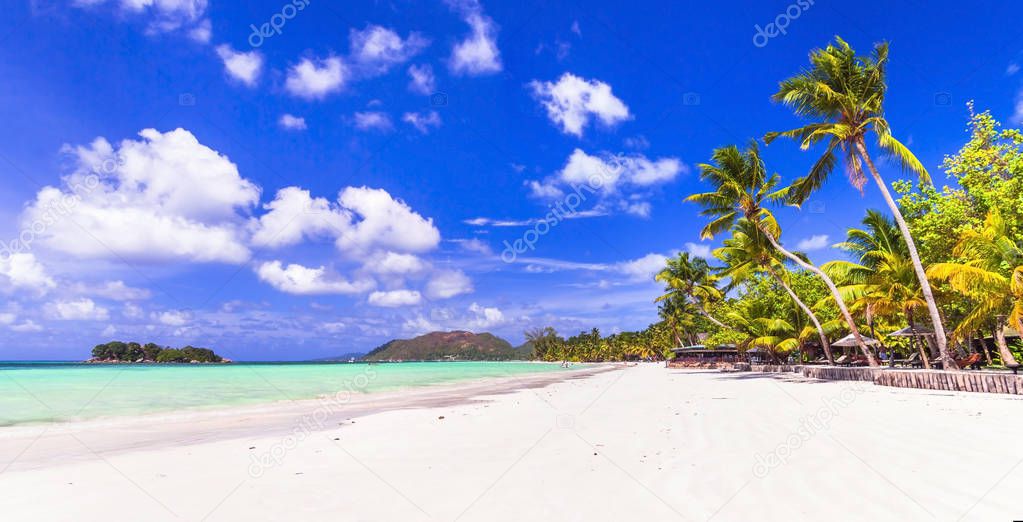 Perfect tropical holidays - white sandy beaches of Seychelles. Praslin.