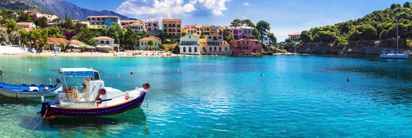Gyönyörű színes Görögország sorozat - parti település Assos Cefalonia sziget. — Stock Fotó