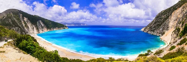 Una delle spiagge più belle della Grecia- Myrtos baia nell'isola di Cefalonia . — Foto Stock