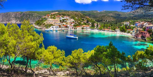 希腊伊奥尼亚岛凯法利尼亚风景如画的五颜六色的村庄阿索斯. — 图库照片