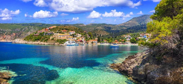 惊人的五颜六色的希腊-阿索斯村在凯法利尼亚。伊奥尼亚岛. — 图库照片
