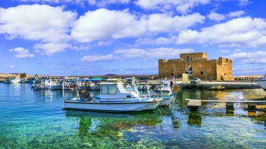 Kıbrıs simgesel yapıları-Pafos kasabasında kale, popüler turistik yer.