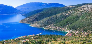 Kefalonya Adası 'nın nefes kesen manzarası. Agia Efimia köyü görünümü, Yunanistan.