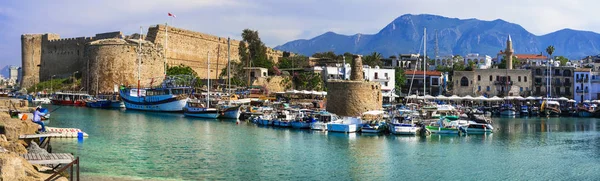 Lugares de interés de la isla de Chipre - ciudad medieval de Kyrenia, parte turca . — Foto de Stock