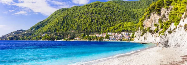 Bästa ön och stränderna i Grekland-gröna Skopelos, Hovolos Beach. — Stockfoto