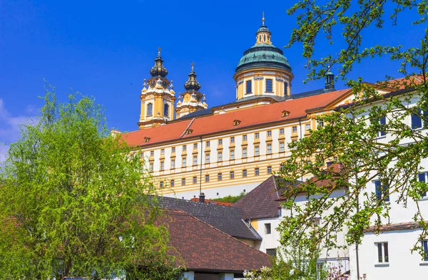 Reis in Oostenrijk, Wachau Valley, rivier de Donau. Barroque Abbey melk. — Stockfoto