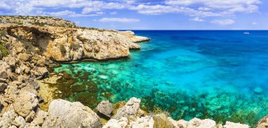 Kıbrıs adası. Olağanüstü güzellik ve kistal berrak deniz, Cape Greco