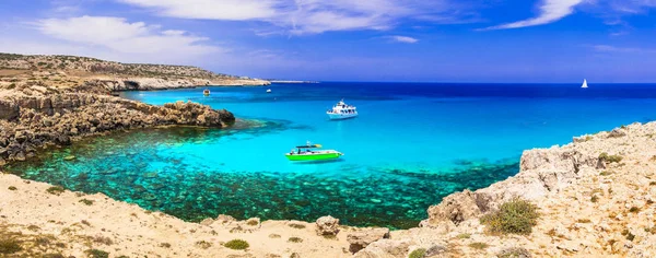 Kıbrıs adasının en iyi plajları. Olağanüstü güzellik ve turkuaz deniz. — Stok fotoğraf