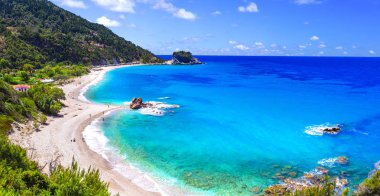 Samos adasının en iyi plajları - turkuaz su ile doğal Potami, Yunanistan.