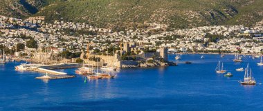 Bodrum, Türkiye. Marina ve kale ile eski kent tepenin görünümü