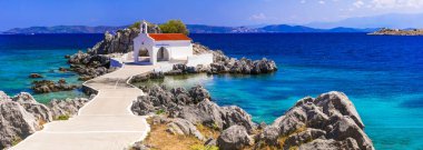 Otantik geleneksel Yunan adaları- bozulmamış Sakız Adası, denizde küçük kilise.