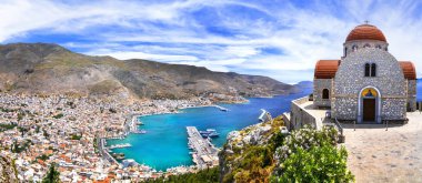 Amazing Yunanistan serisi-güzel Kalymnos Adası, Dodecanese. eski katedral, deniz ve dağlar ile görünümü.