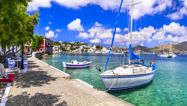 Descobrir a Grécia - bela ilha de Leros em Dodekanes. cênica aldeia Agia Marina . — Fotografia de Stock