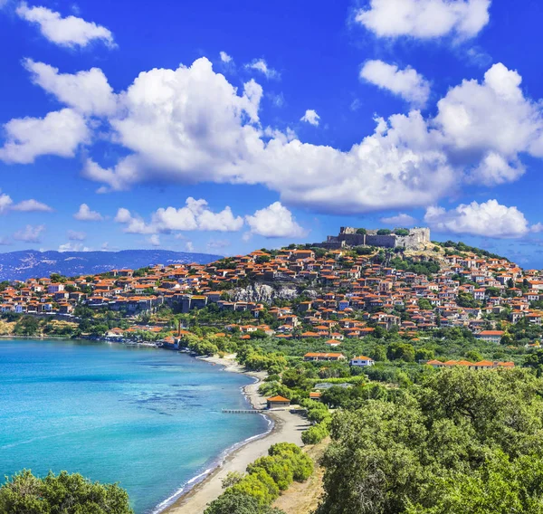 Viaje en la isla de Lesbos - vista de la hermosa ciudad de Molyvos (Molivos), Grecia . — Foto de Stock