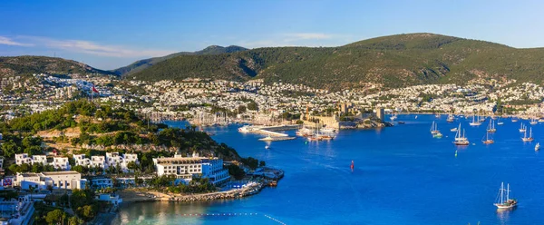 Bodrum, Turchia. vista collinare del porto turistico e centro storico con fortezza . — Foto Stock