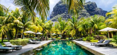 Lüks tropikal tatil. Mauritius Adası 'nda spa yüzme havuzu.