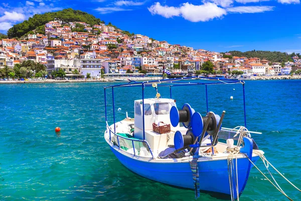 Tájékozódási pontok Görögország. Lesvos szigete, gyönyörű Plomari város kilátással. — Stock Fotó