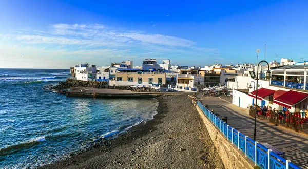 Tradiční vesnice El Cotillo s velkou pláží. Ostrov Fuerteventura — Stock fotografie