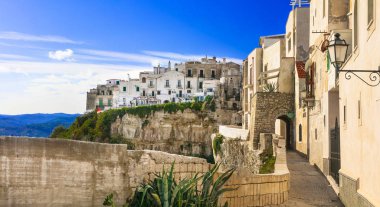 Puglia İtalyan yaz tatili-pitoresk kıyı Vieste Köyü.