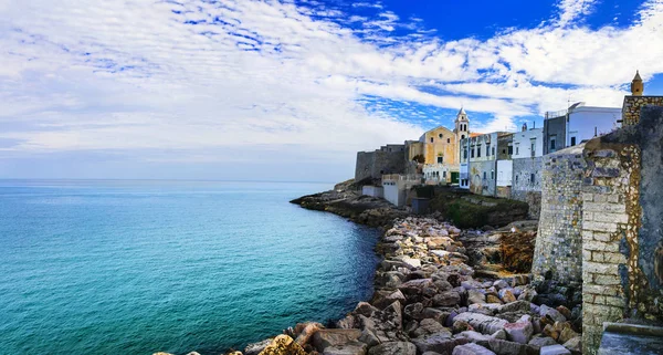 Olasz festői tájak-gyönyörű tengerparti város Vieste a Puglia. — Stock Fotó