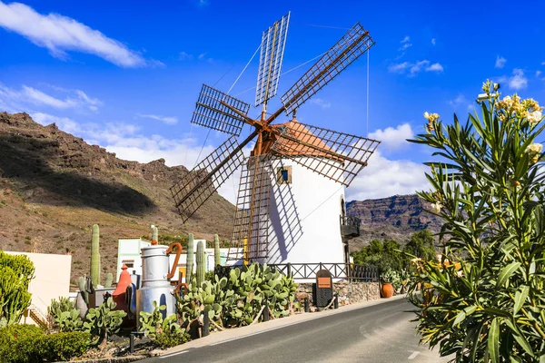 Aldeia tradicional Mogan com moinho de vento velho, ilha de Canary. Gran Canaria — Fotografia de Stock