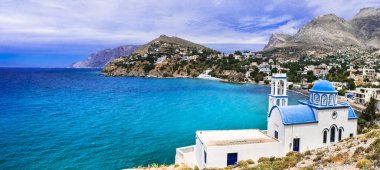 Kalymnos adasının manzarası - Yunanistan 'da deniz boyunca uzanan pitoresk bir kilise.
