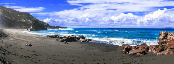Unika svarta sandstränder på vulkaniska Lanzarote- El Golfo. Kanarieöarna, Spanien. — Stockfoto