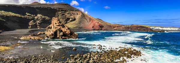 Doğadaki güzellik - volkanik ada Lanzarote, etkileyici renkli kayalıklar ve deniz. — Stok fotoğraf