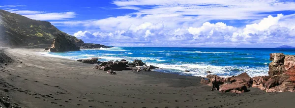 Egyedülálló fekete homokos strandok vulkanikus Lanzarote - El Golfo. Kanári-sziget, Spanyolország. — Stock Fotó