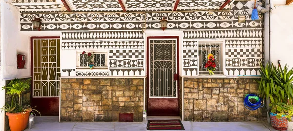 Beaux villages traditionnels de Grèce - Pyrgi avec maison sculptée, île de Chios . — Photo