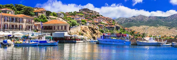 Ilhas tradicionais da Grécia - belo Lesvos. popular cidade de Molyvos . — Fotografia de Stock