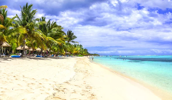 Exotiska semestrar i tropiskt paradis. vackra stränder på ön Mauritius. — Stockfoto