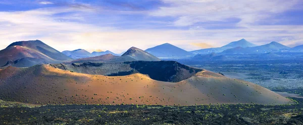 Einzigartigkeit der Lanzarote. Vulkanlandschaft im Naturpark Timanfaya, Spanien. — Stockfoto