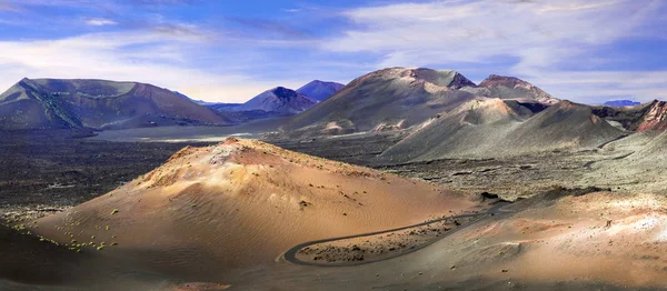 Lanzarote egyedi jellege. Vulkáni táj Timanfaya természeti parkban, Spanyolországban. — Stock Fotó