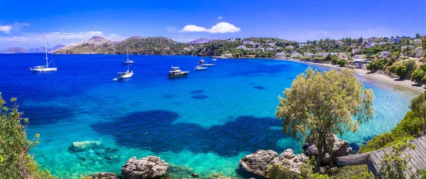 Mejor de la serie de Grecia - hermosa isla de Leros con mar turquesa claro . —  Fotos de Stock