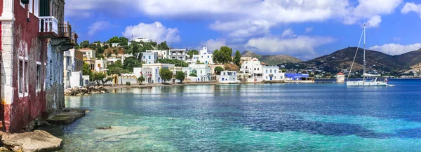 伝統的な本格的なギリシャ - ドデカネーゼの美しい島レロス. — ストック写真
