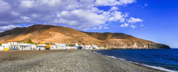 Landschap van Fuerteventura eiland - traditioneel vissersdorp en bergen, Spanje. — Stockfoto