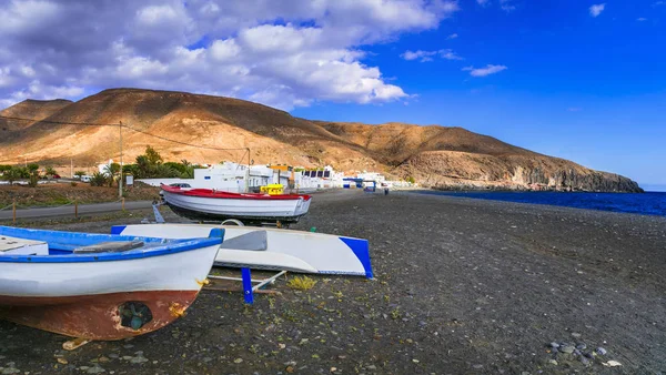 Landskap Fuerteventura-traditionell fiskeby och båtar, Spanien. — Stockfoto