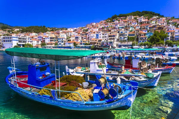 Tradizionale colorata Grecia Plomari città. Barche da pesca, isola di Lesbo — Foto Stock